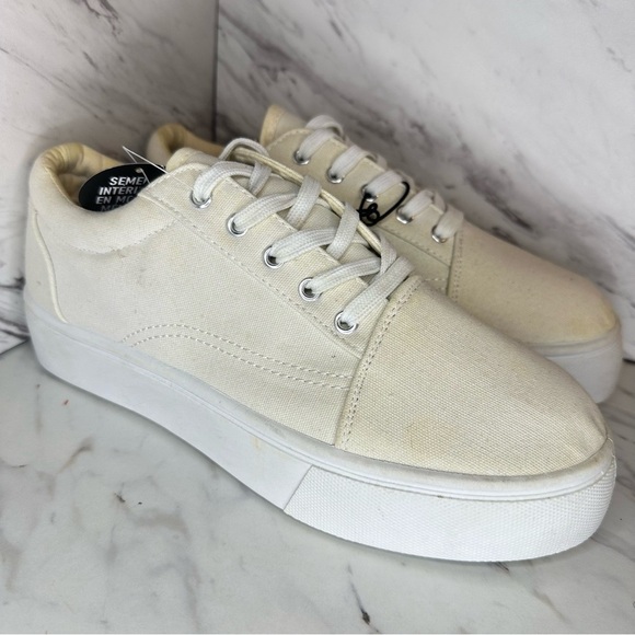 Shoes - NWT Platform Sneakers - Memory Foam - White - Size 8